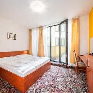 De Luxe *** Praga