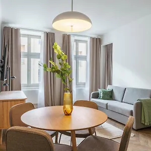 Limehome Halkova براغ