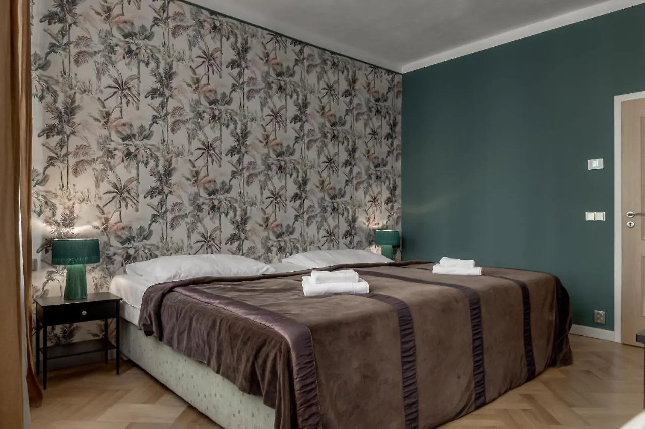 Louren - The Bridge Inn Prague