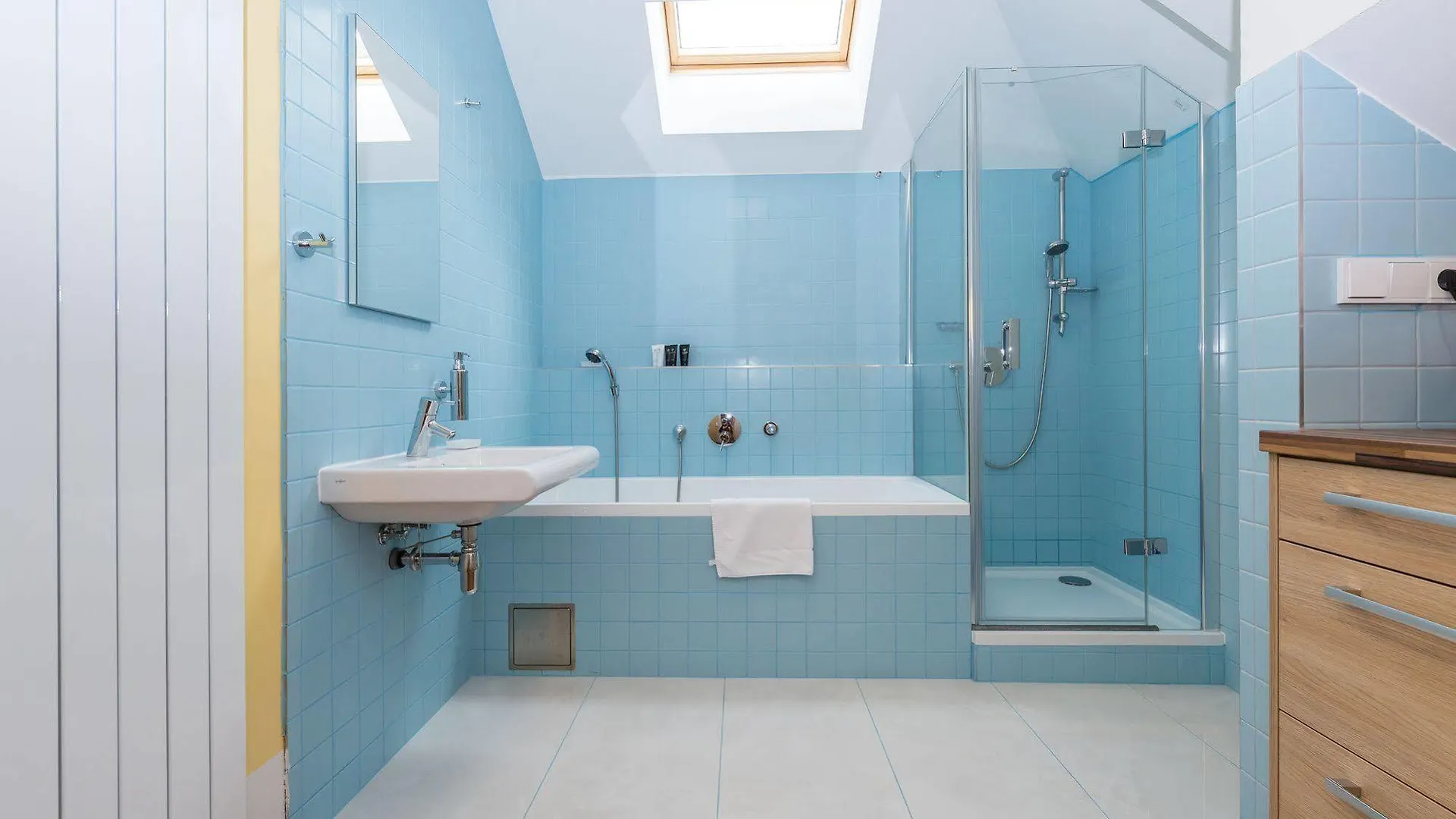 Louren - The Bridge Inn Aparthotel Prague