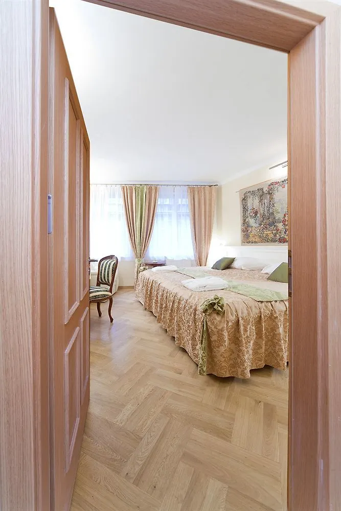 Louren - The Bridge Inn Prag
